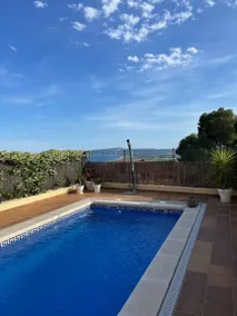 Voll ausgestattetes schönes Ferienhaus mit Terrasse und privatem Pool - Image 5