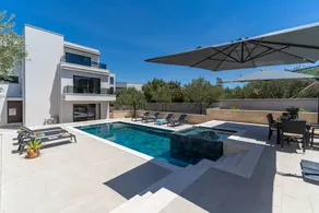 Children-friendly villa with sauna, hot tub & terrace | Sea view | Beach nearby - Image 3