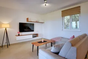 Maison avec jacuzzi, terrasse et piscine - Image 4