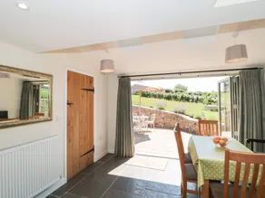 Cottage with garden - Image 2