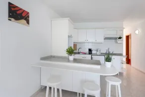 Apartment mit Grill, Pool und Garten | Bergblick | Nah am Strand | Perfekt für die Arbeit von Zuhause - Image 3