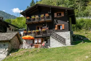 Family-oriented spacious chalet with hot tub, barbecue & garden | Mountain view | Pets are welcome - Image 2