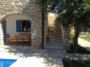 Espaciosa casa vacacional totalmente equipada con terraza, piscina privada y jardín | Vistas a la naturaleza - Image 2