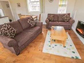 Family-oriented cottage with garden - Image 4