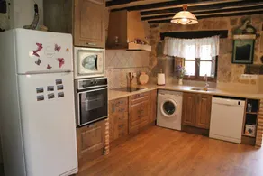 Holiday home with jacuzzi, garden & barbeque | Garden view - Image 3