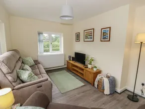 Pleasant cottage with garden & hot tub - Image 4