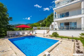Family-oriented charming villa with pool & barbeque | Sea view - Image 2