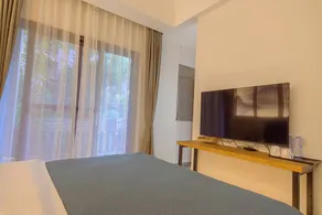 Heinemann Hotel Innenhof oder Terrasse King Zimmer B106 – mit einem Whirlpool und einem lokalen - Image 3