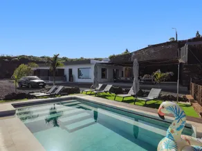 Villa with garden, private pool & terrace - Image 2