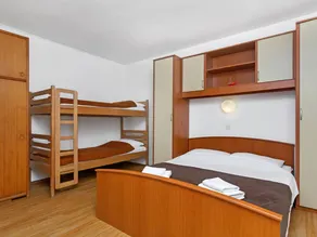 Holiday apartment with garden & BBQ - Image 4