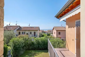 Appartement de vacances entièrement équipé avec jardin, piscine et terrasse | Vue jardin - Image 3