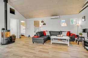 House with jacuzzi, barbeque & sauna - Image 2
