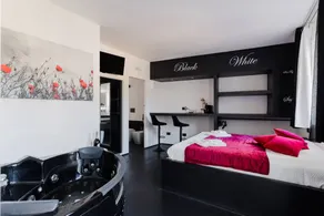 Maison avec jacuzzi | Vue ville - Image 4