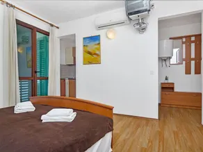 Holiday apartment with garden & BBQ - Image 3