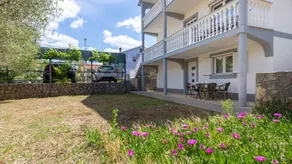 Pleasant apartment with terrace, barbeque & garden - Image 2