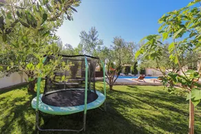 Child-friendly house with BBQ, private pool & garden - Image 4