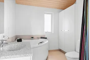 Holiday home with BBQ & hot tub - Image 4