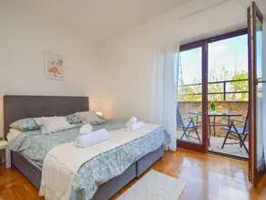 Apartment with garden, terrace & pool - Image 4