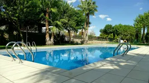 Voll ausgestattete schöne Wohnung mit Garten, Pool und Terrasse | Gartenblick - Image 2