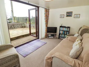 Family-friendly cottage with garden - Image 5