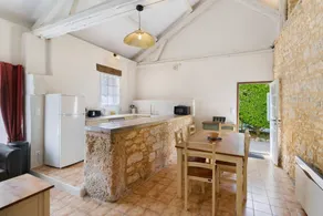 Spacieux cottage adapté aux familles avec piscine, terrasse et jardin | Vue jardin - Image 3