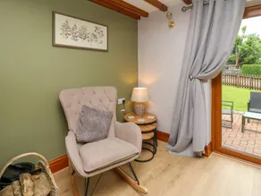 Cottage with hot tub & garden - Image 5