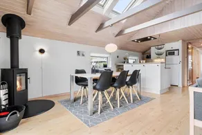 Holiday home with BBQ & terrace - Image 2
