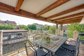 Flat with garden & pool - Image 2