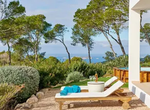 Holiday apartment with BBQ, private pool & garden - Image 2
