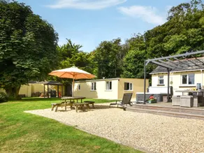 Cottage with garden & hot tub - Image 5