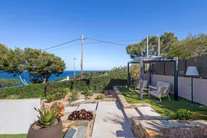 Fully equipped spacious house with garden, pool & barbecue | Sea view | Close to the beach | Dogs allowed - Image 2
