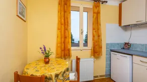 Flat with hot tub, barbeque & garden - Image 4