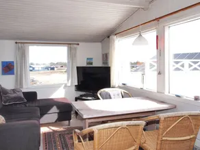 Family-oriented holiday home with terrace - Image 3