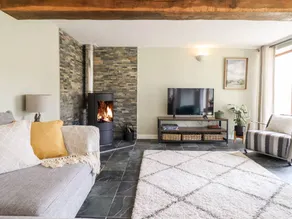 Family-friendly charming cottage with garden & hot tub - Image 4