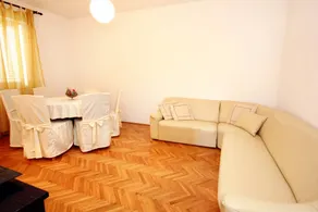 Apartment with barbecue, terrace & garden - Image 3