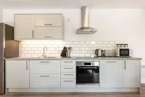 Contemporary 2 Bedroom Home in York - Image 3