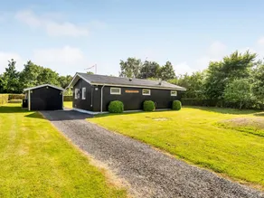 Holiday home with barbeque & terrace - Image 2