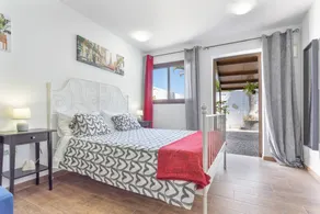 Vacation 'Las Palmeras B' with Sea View, Shared Terrace and Shared Garden - Image 4