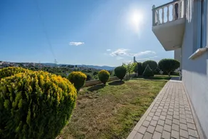 Charming apartment with garden & terrace | City view - Image 2