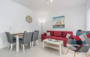 Family-friendly apartment with terrace, barbeque & garden - Image 3