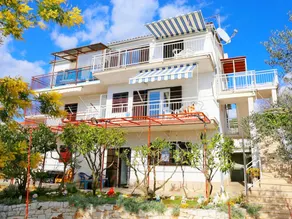 Flat with terrace & garden - Image 2