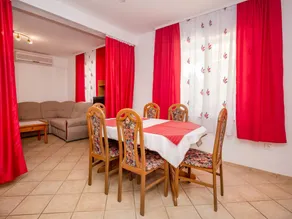 Holiday apartment with garden, pool & terrace - Image 2