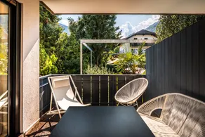Apartment with garden & pool - Image 2