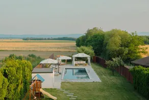 Voll ausgestattetes geräumiges Ferienhaus mit Grill, beheiztem Pool und Terrasse - Image 2