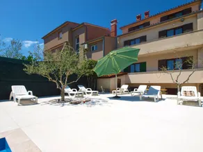 Lovely holiday home with barbecue & private pool - Image 4