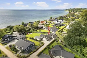 Family-oriented holiday home with terrace, garden & jacuzzi | Beach nearby - Image 3
