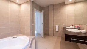 Charmante villa adaptée aux familles avec jardin, terrasse et jacuzzi | Vue piscine | Avec animaux bienvenus - Image 3