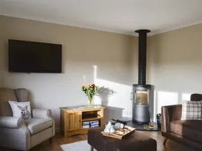 Cottage with hot tub, garden & barbeque - Image 3