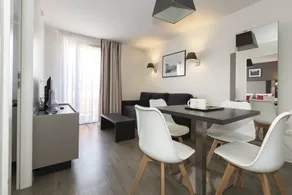 Family-oriented charming flat with jacuzzi | City view - Image 4