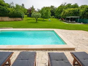 Villa with barbecue, garden & pool - Image 5